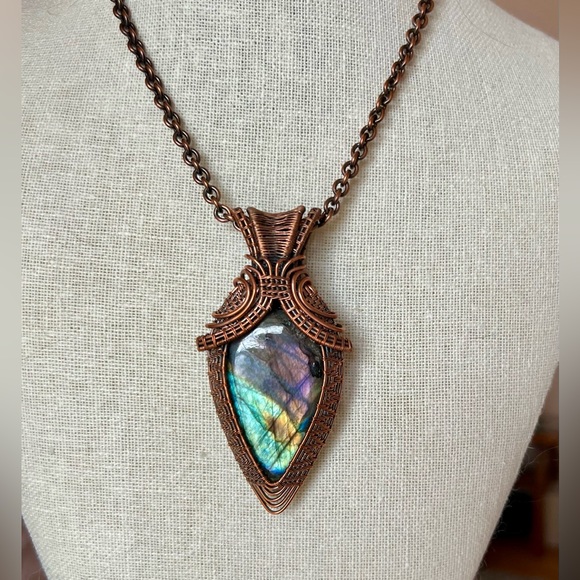 Stunning Labradorite and Copper Weave Pendant - Picture 2 of 5